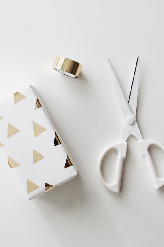 DIY gift wrap ideas with packing and washi tape 