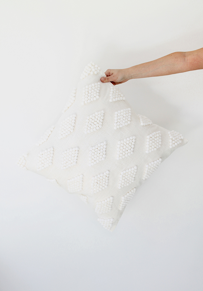 DIY modern pom pom pillow @mollymadfis