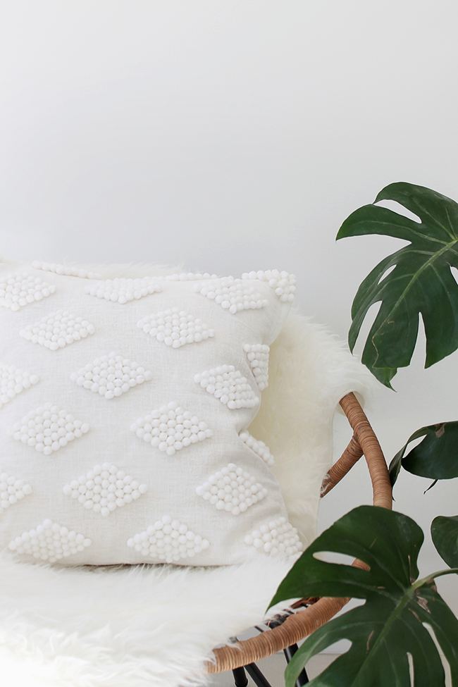 DIY modern pom pom pillow @mollymadfis