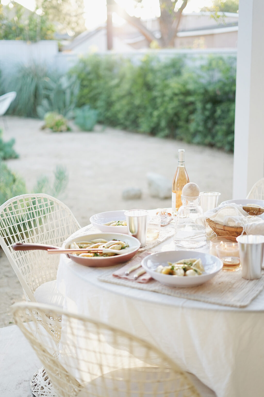 how to host an effortless spring outdoor dinner party – almost makes ...