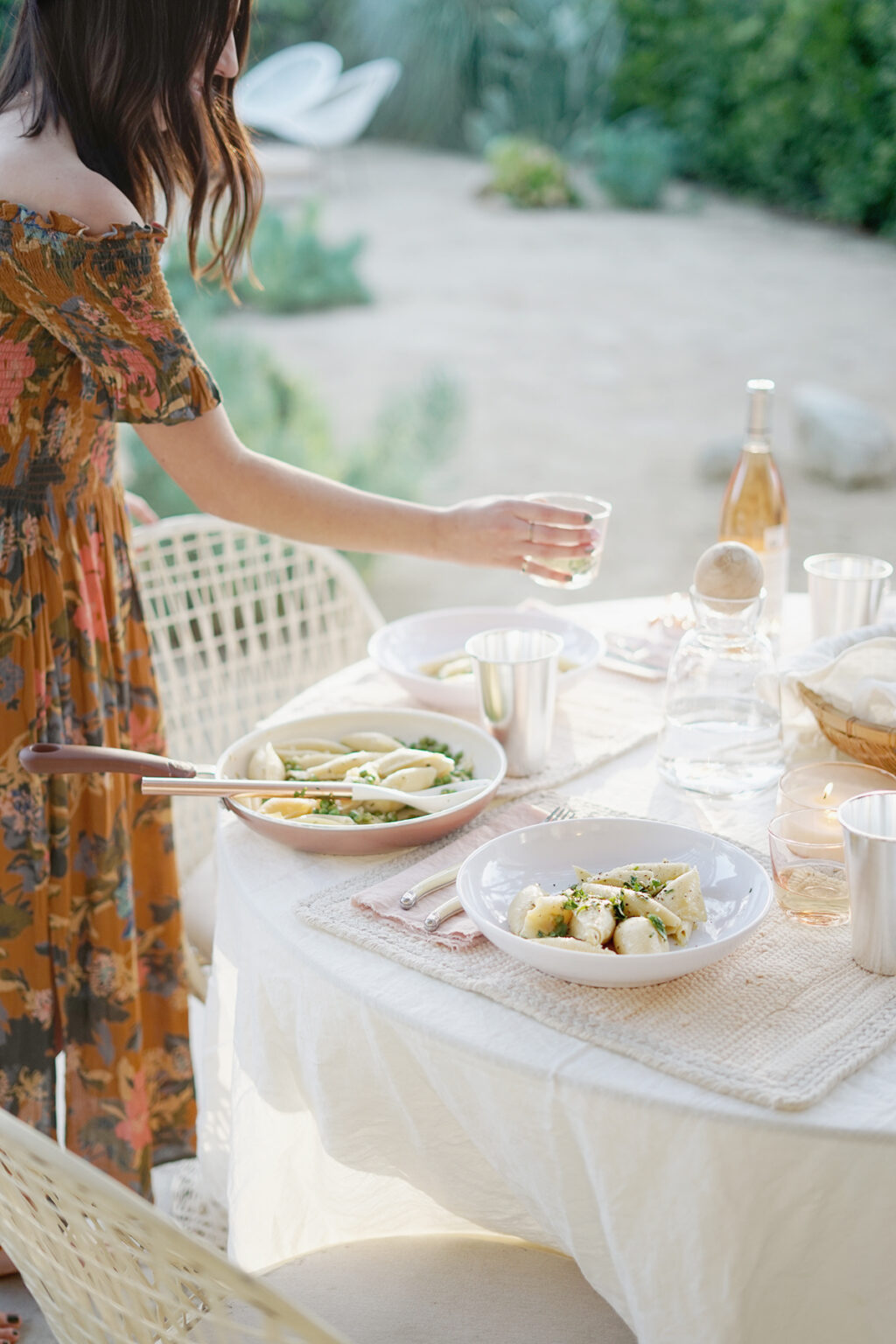 how to host an effortless spring outdoor dinner party – almost makes ...