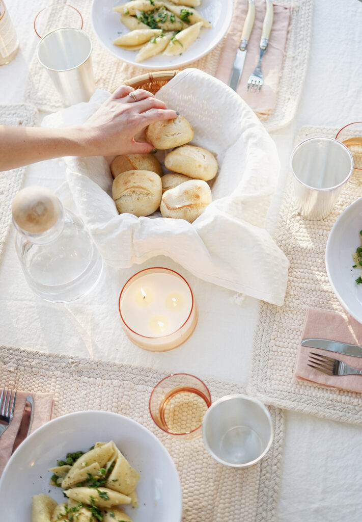 how to host an effortless spring outdoor dinner party – almost makes ...