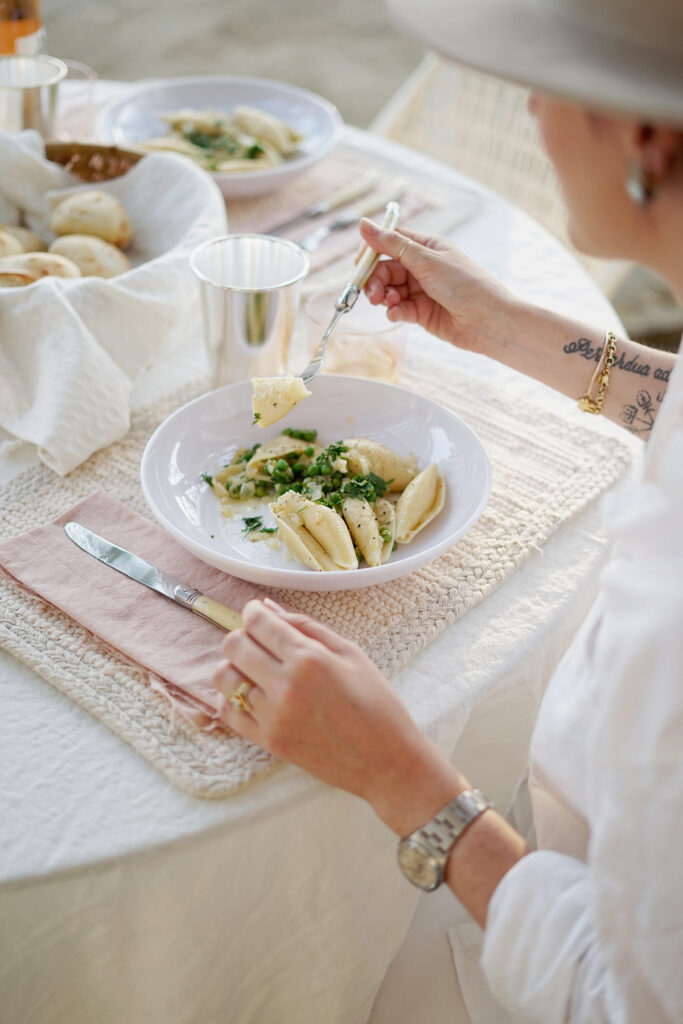 how to host an effortless spring outdoor dinner party – almost makes ...