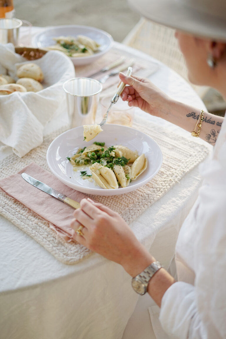 how to host an effortless spring outdoor dinner party – almost makes ...