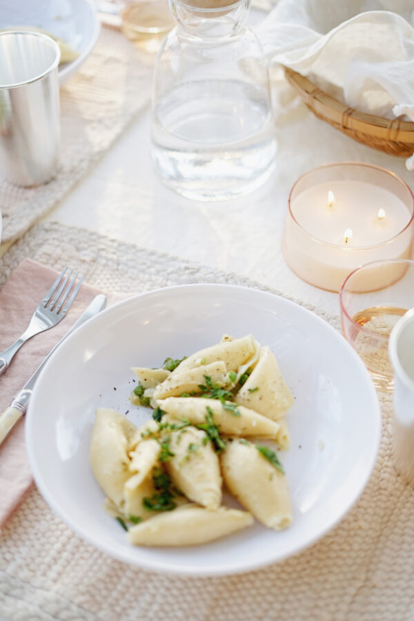 how to host an effortless spring outdoor dinner party – almost makes ...