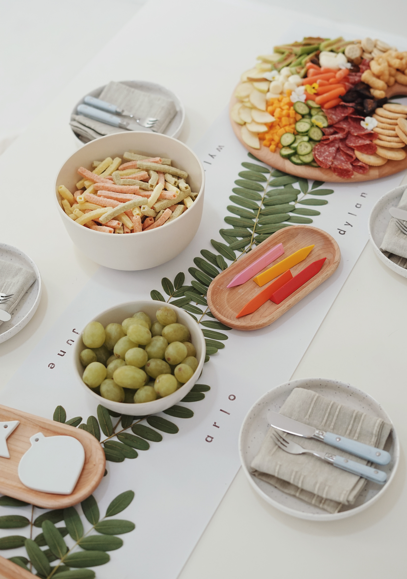 a modern "cool kids" holiday table - almost makes perfect