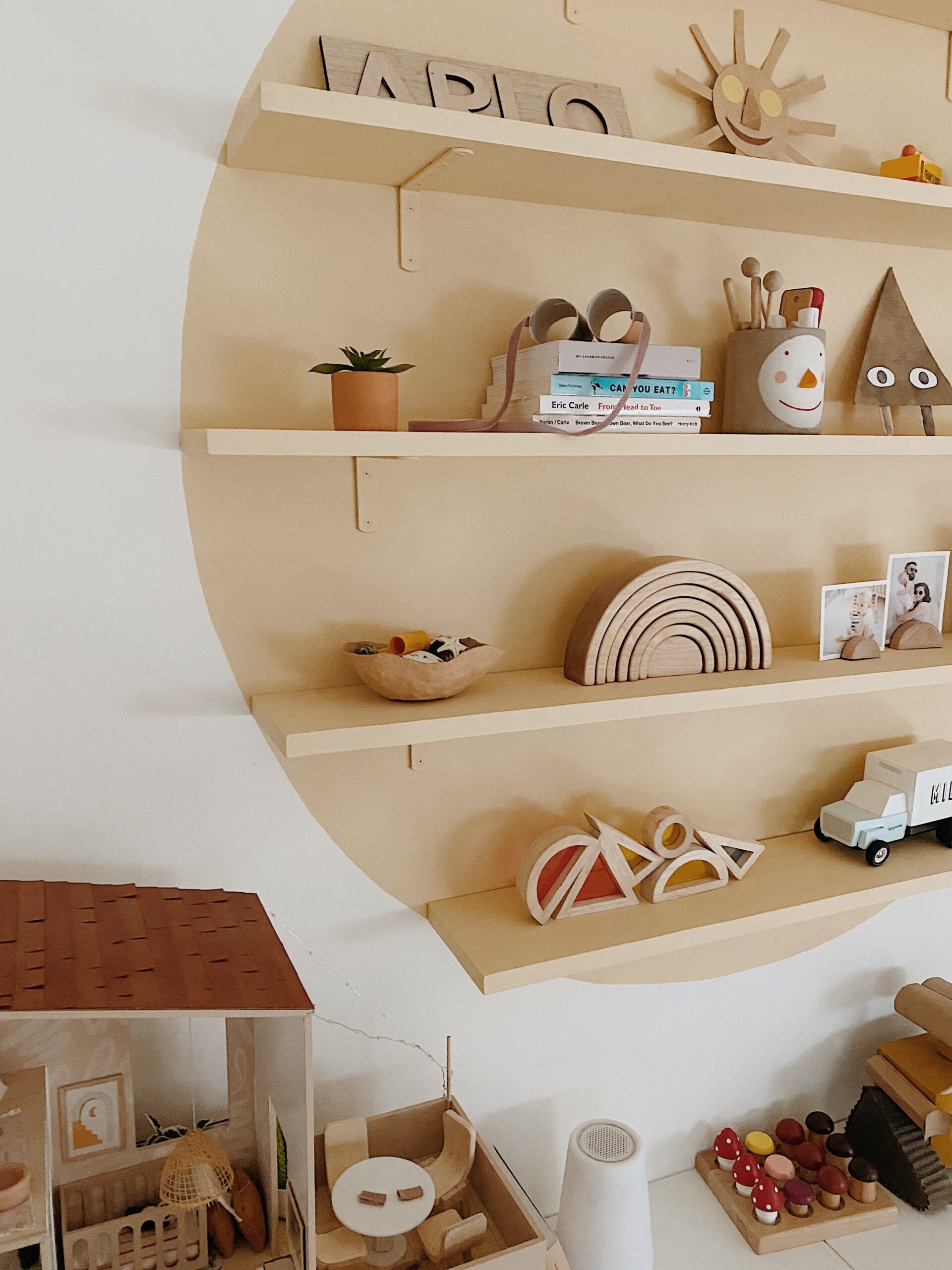 Diy shelves for cheap children's room